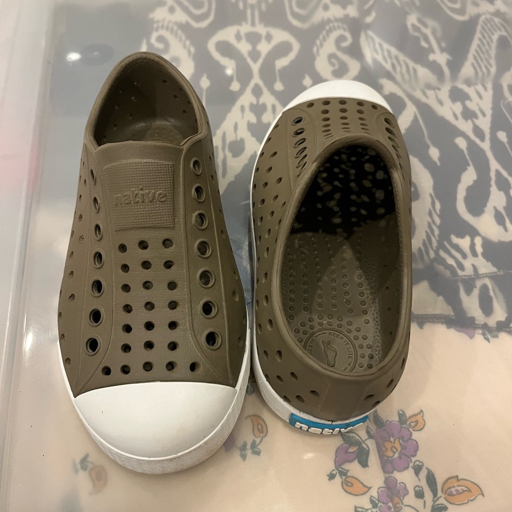 Native Kids as 10 toddler Water Shoes in olive and  White
